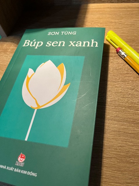Mình đã đọc xong, lần đầu tiên có một cuốn sách khiến mình đọc liên tục nhiều ngày và đọc hết nhanh như vậy. Cả một bức tranh xã hội Việt Nam cuối thế kỷ 19 đầu thế kỷ 20 ở làng quê Nghệ An, Huế, Phan Thiết, Sài Gòn,.. hiện lên và đặc biệt chúng ta được biết đến sự hình thành và lớn lên của lòng yêu nước trong Bác, một người giàu lòng yêu nước, thương dân và luôn tìm con đường để cứu nước của Bác. Mọi người nên đọc một lần trong đời nhé, vì khi đọc xong bạn sẽ càng yêu thêm quê hương của mình.