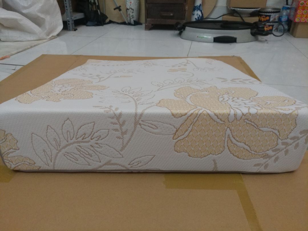 Gối như quảng cáo, đúng kích thước, đẹp như hình luôn. Trải nghiệm 2 đêm đầu tiên là dễ nằm, ngủ dậy không bị đau đầu hay vai gáy như mình tưởng, trào ngược thì bắt đầu thấy có giảm, cảm giác họng đỡ rát hơn rõ rệt. Ai bảo cứ gối cao là đau đầu thì nên nghĩ lại