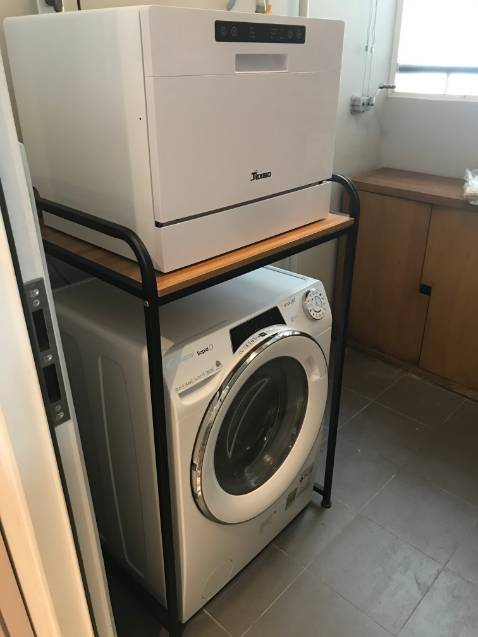 Kệ khá đẹp, miếng gỗ trên mặt chắc chắn và nặng tay, cho 5 sao dành cho dịch vụ giao hàng cực kỳ nhanh chóng (tối qua đặt trưa hôm nay có hàng), anh giao hàng còn hỗ trợ lắp ráp cho mình nữa, dịch vụ quá tốt! Mình mua kệ để kê máy rửa chén, vì máy rửa chén loại nhỏ với hoạt động ko rung lắc nhiều nên để kệ này khá hợp lý và chắc chắn, còn mua để máy sấy to thì nên nghĩ phương án bắn vít vào tường như có bạn comment.