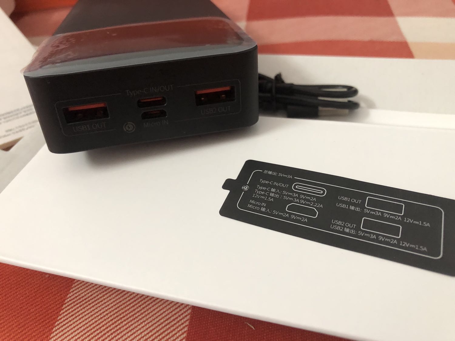 Thiết kế sạc dự phòng chắc chắn - Nhiều cổng input output tiện lợi - Dung lượng cao 20.000mAh + hỗ trợ sạc nhanh tạm ổn - Giá thì khác ổn so với các hãng khác