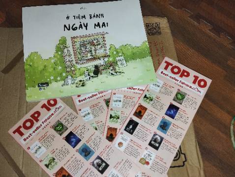 Mua vì thấy mỗi ở đây để tặng sticker, giá cx cao hơn. Chủ quan nên k hỏi kĩ, cuối cùng k có mà tận 4 leaflet :) hỏi cskh cx nhận đc câu trl qua loa. Sách rất oke nhưng dịch vụ - điểm