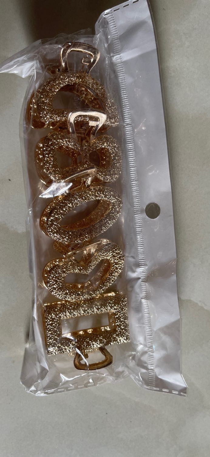 Sản phẩm lạ nhìn đẹp mắt, chỉ ngại bay màu, và mỗi lần sử dụng gấp mở hơi khó hơn các kiểu thông thường