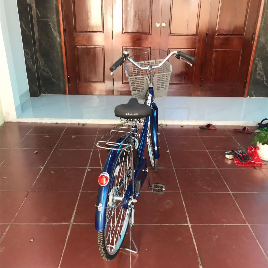 Ảnh trên tiki có tem vàng chống hàng giả; Nhận xe tìm hoài không thấy cái tem vàng đâu; không biết giải thích sao??? Hỏi shop trả lời có mã QR là hàng Thật/ Phân vân quá thống nhất ơi