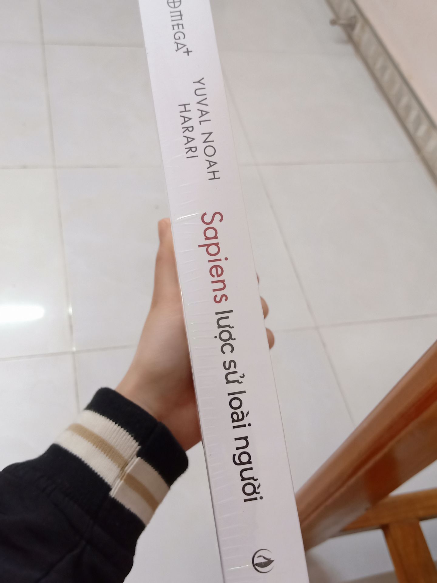 Mình chưa đọc qua quyển này, và cũng chưa bóc bao phía bên ngoài nên về nội dung mình chưa thể đánh giá.
Sách dày, cầm nặng tay, Tiki giao hàng rất nhanh, đóng gói sản phẩm chất lượng, không có boong tróc gì. Mình mua 3 sản phẩm nên được tặng kèm 4 bookmarks.
Many thanks!!!