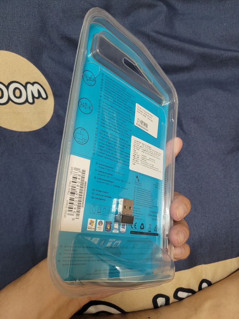 Giao hàng cực kỳ nhanh nhé. Đặt 14h30 mà chưa đến 16h giao tới rồi. Vẫn luôn thích Tiki now. Chuột bấm rất êm và nhạy, chưa thích mẫu chất liệu của chuột cho lắm vì cảm giác dễ bám bẩn. Đánh giá 5* ủng hộ nhé !