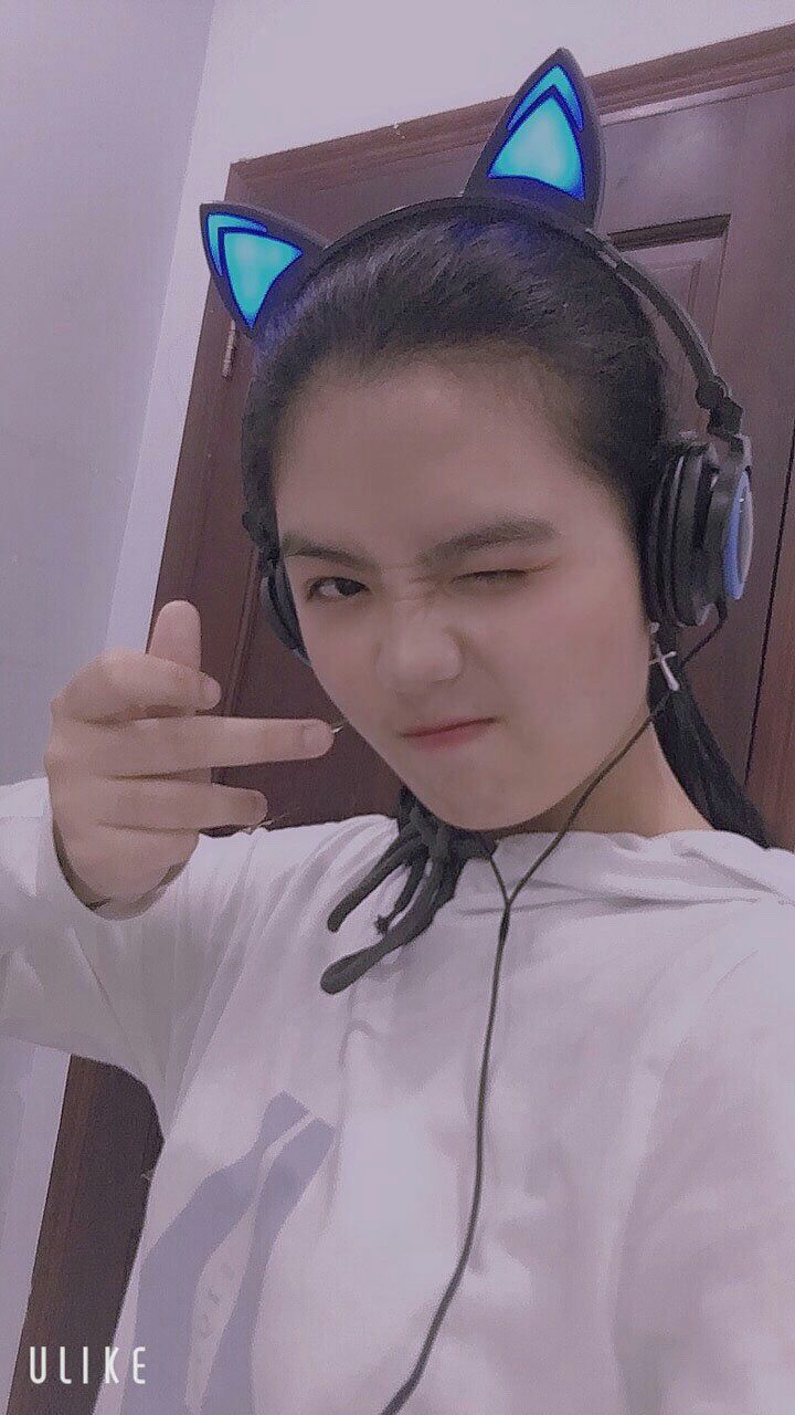 Tai nghe đẹp mún xĩuuuuuu 
Cái mic là nằm trong tai nghe lun chớ hong có tách rời ra nên nếu mà nch nhỏ xíu thì có thể đối phương hong nghe đc nha. Mới đặt hôm bữa mà hnay có liền lun. Nói chung là siu ưnggg 😘😘😘