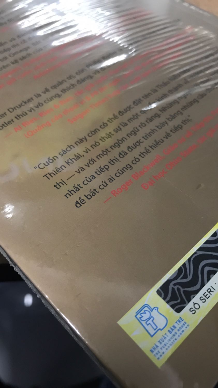 Gói hàng thì có vẻ lịch sự. Tuy trên bìa và gáy sách có vài vết hằn như bị va chạm vào vật cứng. Hy vọng shop cẩn thận hơn trong quá trình di dời sản phẩm