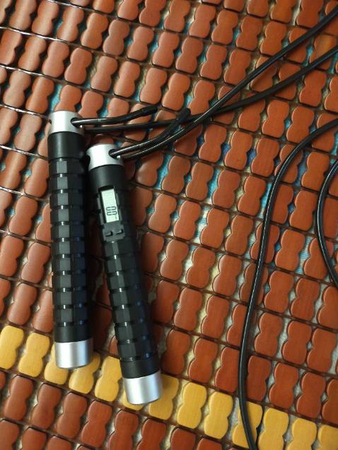 Dây nhẹ, chắc chắn, có thể điều chỉnh độ dài tùy ý. Dùng rất tốt. Bộ đếm ko đúng lắm, ko có hướng dẫn sử dụng đi kèm và cũng ko có bảo hiểm hay pin thay thế nếu như bị hỏng