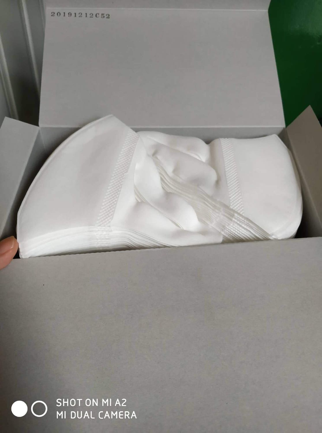 Mình thật may khi tiki vừa nhập lại hàng thì mua dc 2 hộp này, khẩu trang trong thời điểm này khan hiếm kinh khủng mà giá lại bị đội lên x2 x3 x5,. Mình mua được gía 275k/ hộp. 1 đơn mua được 2 hộp tối đa. Nên đã mua dùng cho cả nhà. Lưu ý loại này như hình, thì không chống virus dc, mình cũng chỉ có nhu cầu dùng để đi đường, nếu đến chỗ đôn người mình chồng thêm 1 khẩu trang vải bên ngoài cho tiện. Mình thật may khi tiki vừa nhập lại hàng thì mua dc 2 hộp này, khẩu trang trong thời điểm này khan hiếm kinh khủng mà giá lại bị đội lên x2 x3 x5,. Mình mua được gía 275k/ hộp. 1 đơn mua được 2 hộp tối đa. Nên đã mua dùng cho cả nhà. Lưu ý loại này như hình, thì không chống virus dc, mình cũng chỉ có nhu cầu dùng để đi đường, nếu đến chỗ đôn người mình chồng thêm 1 khẩu trang vải bên ngoài cho tiện.