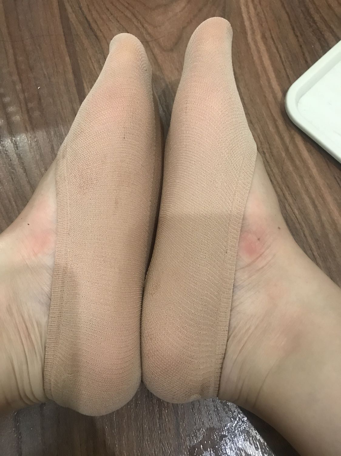 Giao hàng nhanh. Đóng gói tốt. Giá rẻ. 30k/ 10 đôi. Chất liệu mềm, thoáng, có lưới, không phải loại tất giấy. Phần mũi hơi cao, đi giày cao gót mang tất này sẽ bị lộ tất không được đẹp. Phù hợp giày moka có độ phủ ở mu bàn chân nhiều.