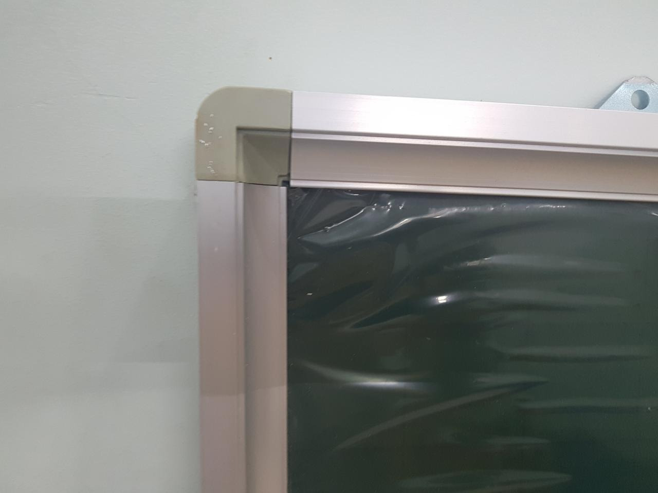 Sản phẩm tôi nhận được bị vỡ góc nhựa nên đã yêu cầu trả hàng. Tiki làm việc rất nhanh chóng về dịch vụ sau bán hàng.

Khi nhận sản phẩm đặt mua tôi cảm thấy rất thất vọng với sp nhận được mặc dù giá sp này khá cao so với các sp tôi biết trên thị trường. Độ hoàn thiện của sản phẩm rất ọp ẹp, nhất là khu vực phía sau bảng, các ốc vít được bắn vội một cách cẩu thả. Nếu các bạn có ý định mua sản phẩm của nhà cung cấp này nên ra nhà sách tham khảo trước để có quyết định đúng đắn.