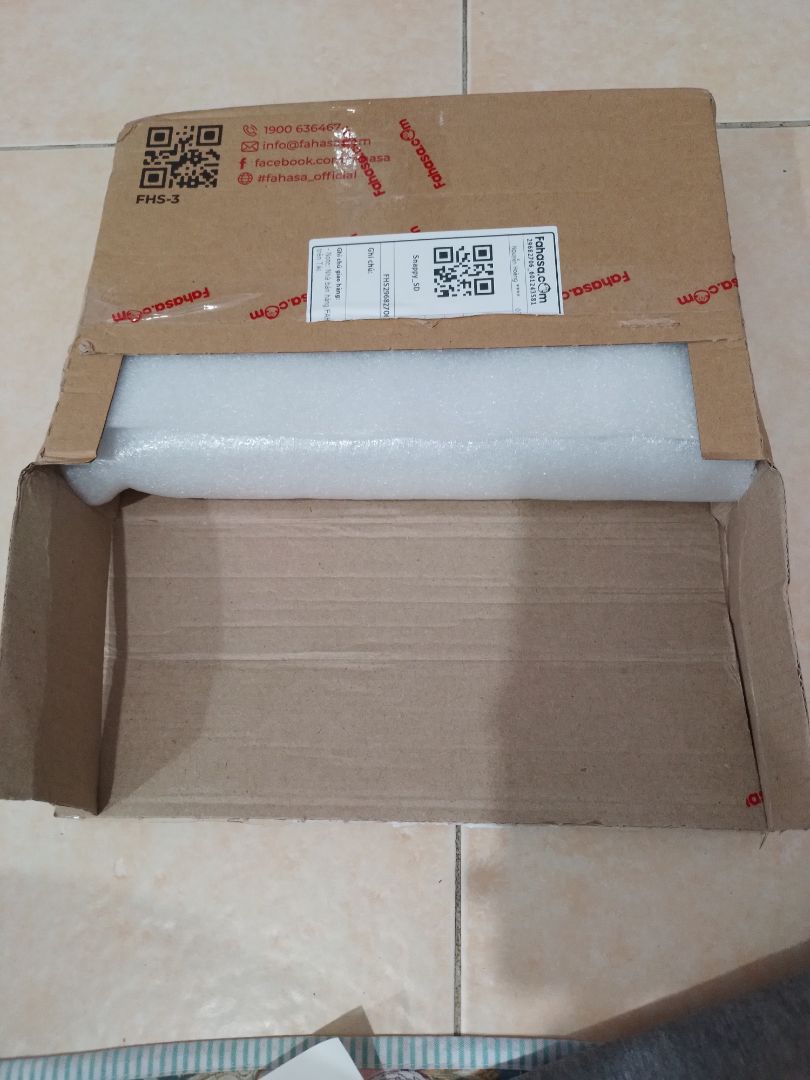 Đóng gói đẹp, kĩ, giá rẻ hơn nhiều so với bản tiếng Anh