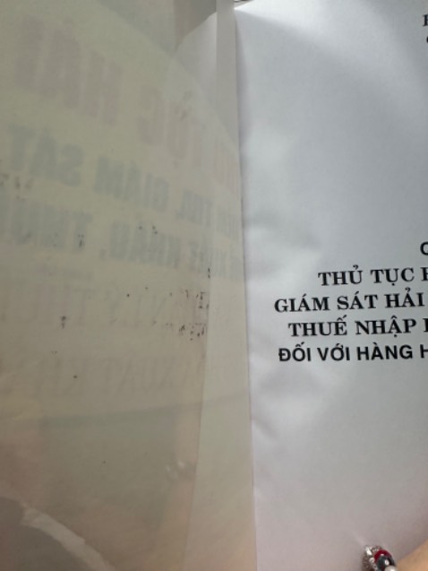 Có bìa nhựa cứng bảo vệ trang đầu sách, sách mới, chỉnh chu