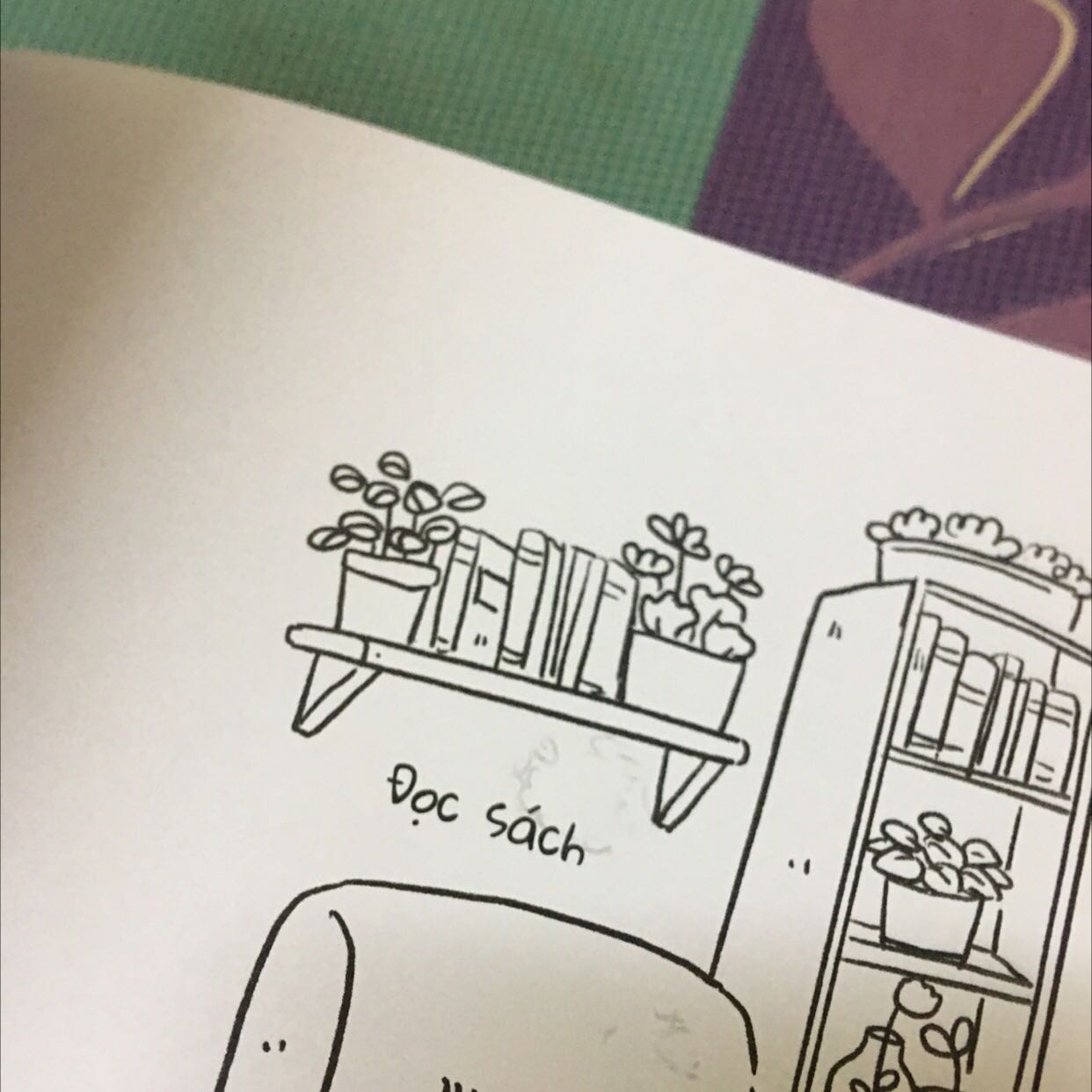 Sách tác giả vẽ rất oke nhưng chất lượng mực in thì rất cùi, tác giả nên xem xét lại việc hợp tác với nhà xuất bản.
Hong biết mình xui ha gì nhưng sách của mình khi tô lên nét mực thì 100% là bị lem ra, tô xong 1 trang lật ra sau nó hằn hết hình của trang bên kia lên mặc dù mình tô màu chì nhẹ hàng và không hề đề mạnh!? Và những cuốn sách tô màu trước của mình thì không hề bị vậy :-?