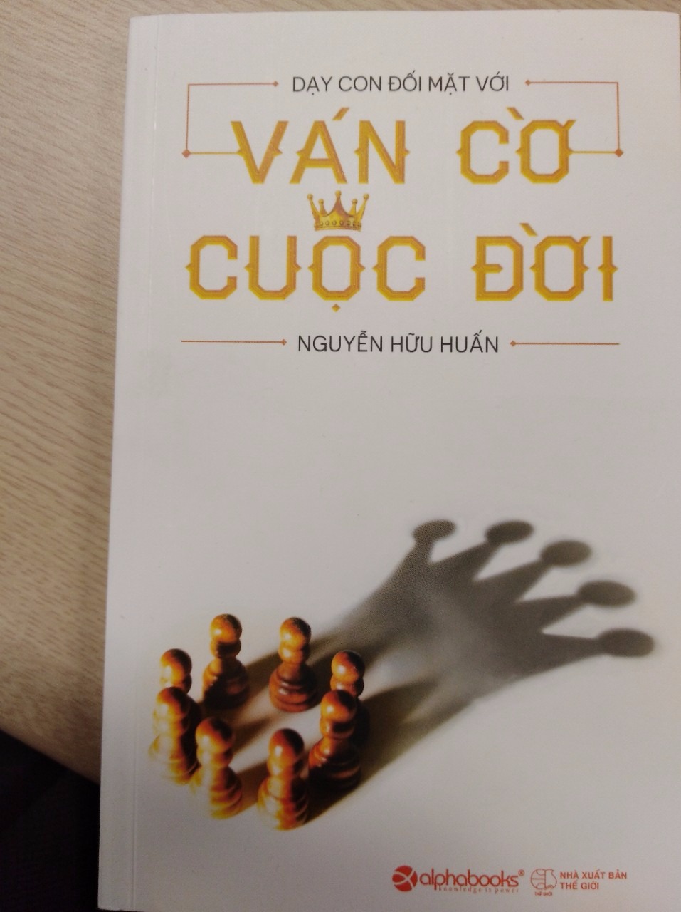 Cuốn sách tuy không dài nhưng chứa đựng nội dung sâu sắc, hấp dẫn người đọc. 
cách viết mới lạ, thu hút người đọc qua câu chuyện có lẽ xảy ra tại nhiều gia đình trẻ hiện nay. 
Mong là sẽ có thêm nhiều bạn đọc lựa chọn cho mình cuốn sách này để có cách dạy con đúng đắn hơn giúp các bé phát triển toàn diện.
Trước đây mình không biết gì đến cờ vua nhưng đọc xong cuốn sách này cũng cảm thấy tò mò và muốn học cờ vua để sau này dậy con!
Cuối cùng: Xin cảm ơn tác giả và những ai đã góp sức vào quá trình xuất bản cuốn sách tuyệt vời này!