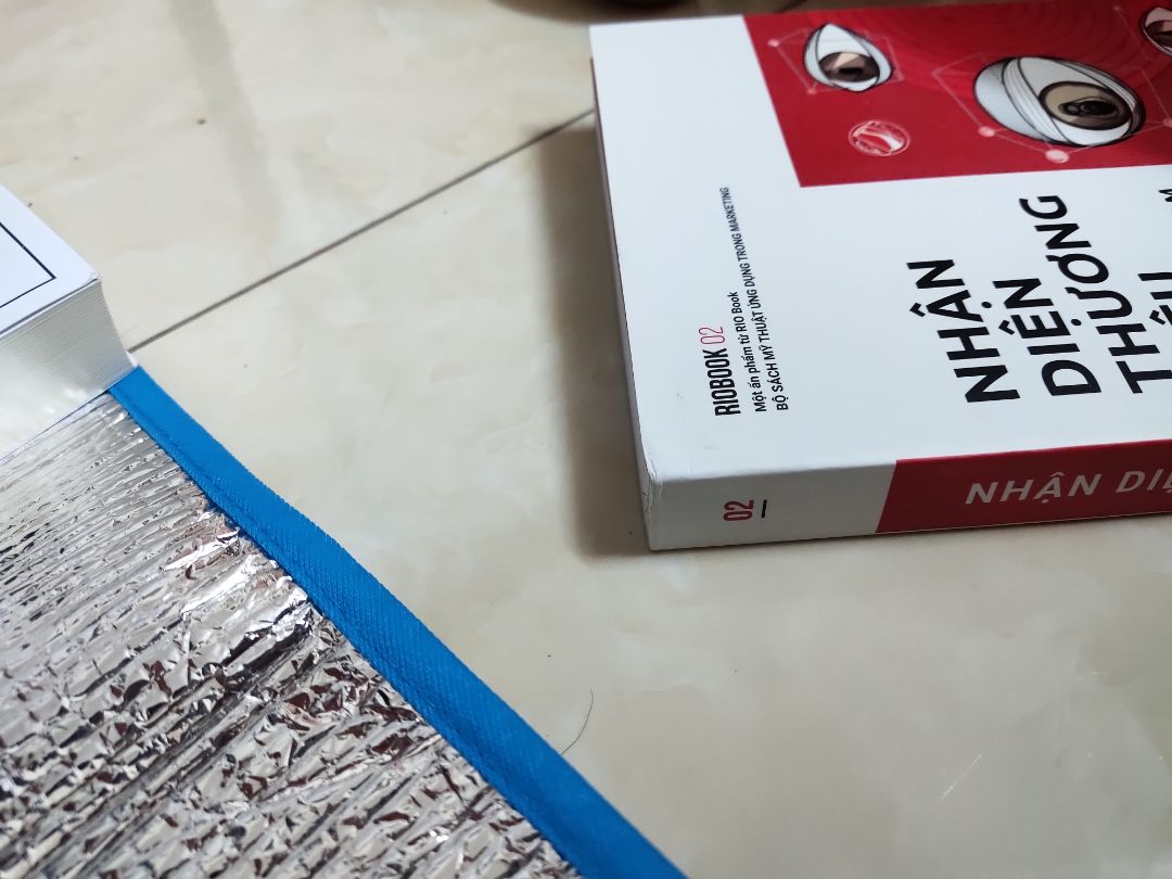 Đợt dịch này không thể đòi hỏi giao hàng nhanh được nhưng không ngờ kho hàng mình đặt lần này lại từ tp HCM. Giao chậm hơn dự kiến 1 ngày thành 8 ngày và hộp thì móp méo. sách dập cong mép thậm chí rách gáy luôn.   Dù thông cảm dịch khoản giao hàng chậm nhưng đóng gói nát thì k chấp nhận được