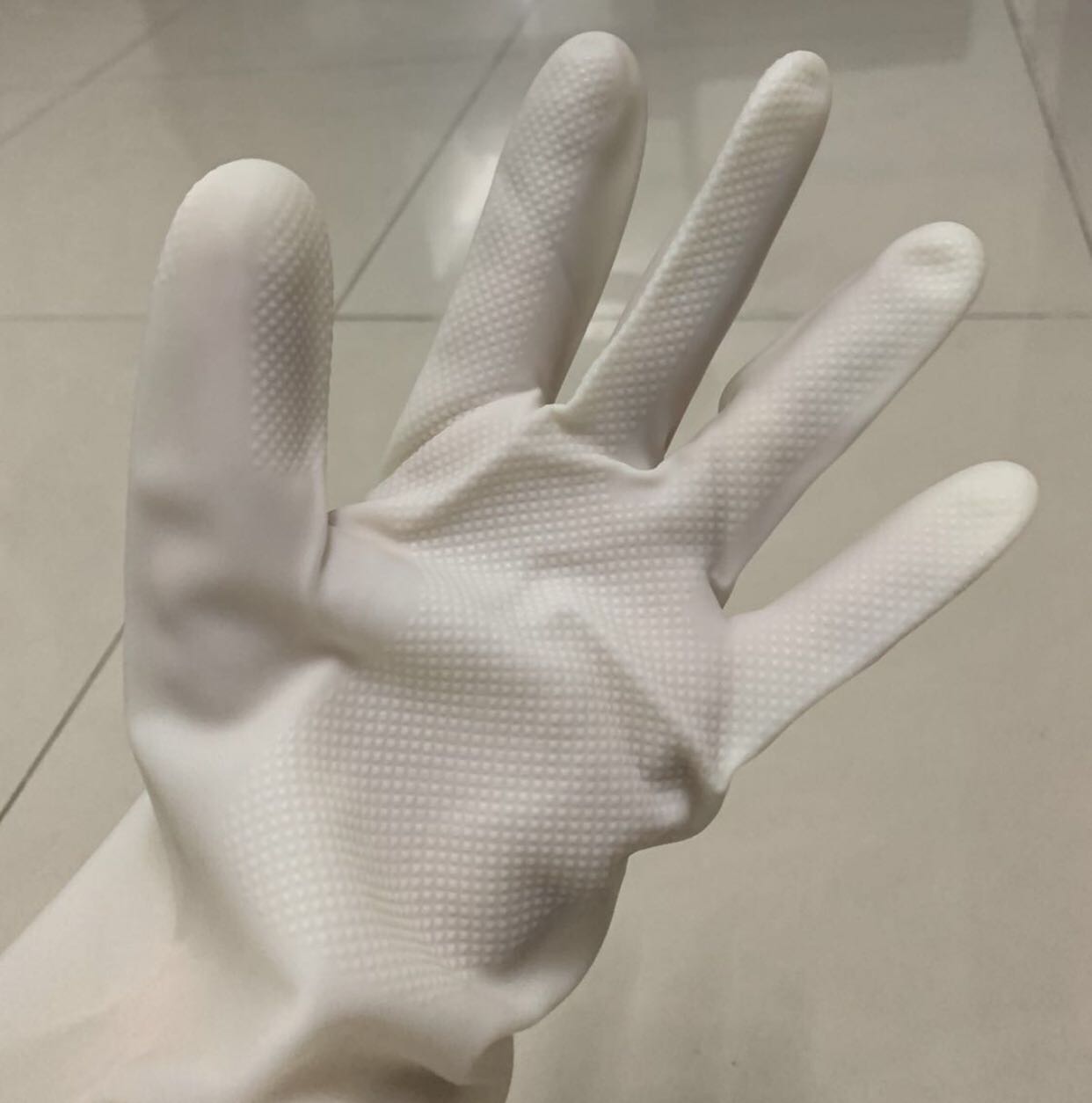 Găng tay bám chắt, dễ dùng. Thiết kế tốt, chỉ là nên thêm đánh dấu găng này của bên tay nào để người dùng có thể dễ dàng xác định đúng tay, mang sai tay sẽ không vừa