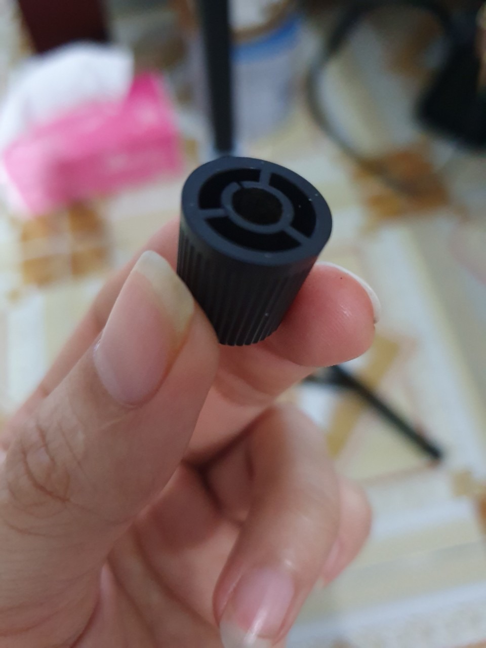 Vừa mở ra quay thử, Vỏ hộp thì rách , vặn cái nút chừng 5 vòng xoay là nứt cái nút rồi, giờ ko thể nào gắn lại được . Cái này mình có trả hàng được không Tiki ơi, giải quyết giúp mình .