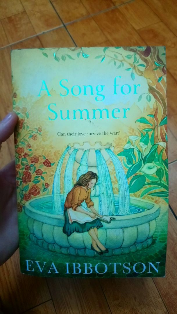 Sách đẹp, rất bổ ích và đáng mua, mục lục được chia ra thành từng danh sách từ vựng xung quanh cuộc sống hằng ngày ở Mỹ. Tái bản lần thứ ba có bản dịch hay hơn và hình ảnh cũng đẹp hơn bản thứ hai. Tuy nhiên khi học nên kiếm từ điển để biết cách đọc chứ sách không có để phát âm cho từng từ.
Mình cho 4 sao là do bên FAHASA gửi hàng rất lâu. Tận 8 ngày mới nhận đc hàng, mà trong khi vừa đặt xong tầm nửa tiếng là đã để trạng thái "Đang giao hàng" mà trạng thái đó bất động đến 8 ngày. Mình không hiểu sao lại vậy do đó h đặt hàng bên FAHASA luôn được giao hàng rất nhanh, chưa bao giờ chờ quá 2 ngày.