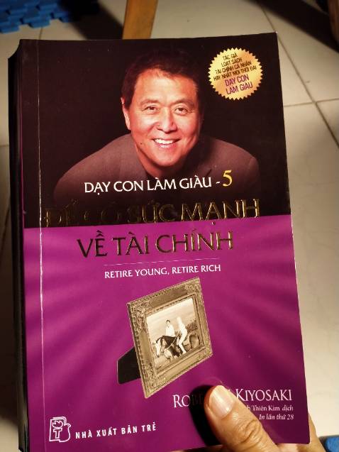 Đã đọc xong tập 5 và nhận đc nhiều kiến thức, bài học về tài chính, mình sẽ phải tìm kiếm những sức bật xung quanh, cách sử dụng chúng, tìm kiếm người chung lý tưởng với mình...
Cha giàu cha nghèo là cuốn sách mình yêu thích nhất, dĩ nhiên rồi, nhưng vẫn có 1 điểm trừ là bản dịch tập 5 vài chỗ dùng từ "bố", nó bị lạc quẻ so với tổng thể chung, hy vọng lần tái bản sau NXB chỉnh sửa lại từ ngữ cho thống nhất