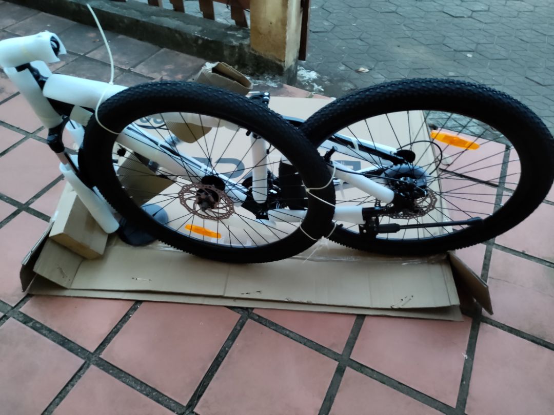 Khung sườn chắc chắn, sơn rất đẹp.
Còn 1 số điểm chưa như ý dưới đây, nhưng đánh giá chung là tốt trong tầm  giá.
Phụ kiện chưa thật chuẩn, khó lắp chỉnh chính xác:
Đĩa phanh không thật phẳng, khó lắp, chỉnh, chấp nhận cọ 1 chút.
Cơ cấu chuyển đĩa xích khó chỉnh cho chuẩn được.
Chắn bùn trước và miếng phản quang không thể lắp chung.