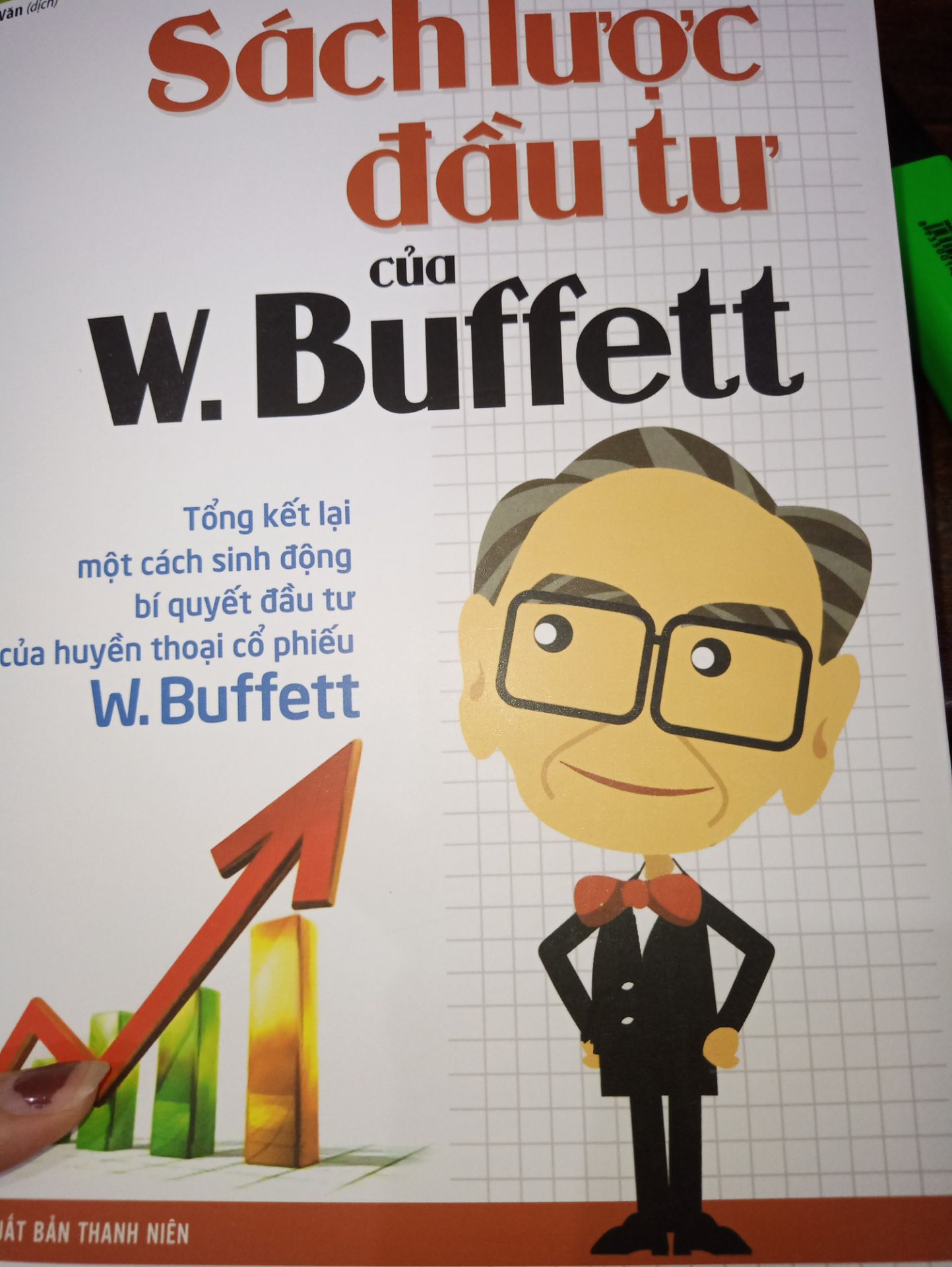 Sách hay lắm! Trình bày ngắn gọn xúc tích và cực kì dễ hiểu. Ở chương cách đọc báo cáo tài chính k chưa được sâu và và dịch có chỗ bị lỗi sai số liệu nhưng mà k sao. Mình mua về có ý định tìm hiểu cách đọc bctc của ông Buffet nhưng nó ngắn gọn quá hơi thất vọng chương đó thôi. Còn lại thì rất tuyệt vời❤️ Những bạn mới toanh hãy đọc quyển này❤️ Ngoài ra chương cuối cho biết các thương vụ đầu tư của ông trong đó giúp mình biết được lịch sử hình thành nên thương hiệu coca-kola😉
