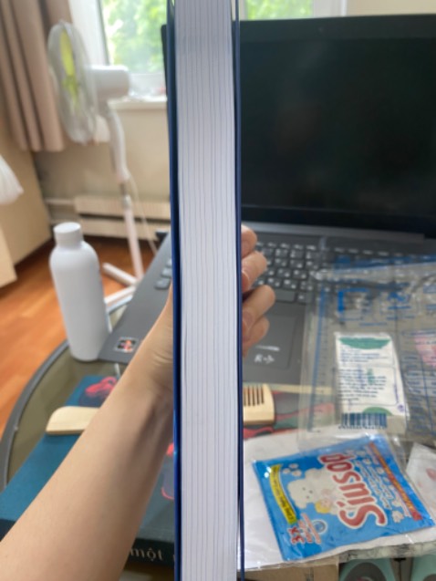 Thường xuyên xem các reels dạy từ vựng y khoa của bác sĩ Kiên và thấy rất thú vị, hữu ích nên biết ổng ra sách là mình phải mua ngay (dù không làm trong ngành y.)
+) Điểm cộng: bọc sách cẩn thận. Sách dày dặn, in đẹp, sắc nét. Nội dung được chia thành từng mục rõ ràng,  có hình minh họa, phần giải thích ý nghĩa tiền tố và hậu tố rất dễ ứng dụng, phần giải thích thuật ngữ y khoa dễ hiểu.
+) Điểm trừ:…không có.
Kết luận: Mình mới nhận sách về tay nên chỉ kịp ghi một vài đánh giá sơ bộ như vậy. Tuy nhiên, vẫn khuyên mọi người nên mua cuốn này nha. Đối với người trong ngành y thì không đến lượt mình khuyên mua cuốn này (haha), nhưng với những đứa ngoại đạo như mình chẳng hạn…Vừa học thêm tiếng Anh, vừa biết thêm một chút về y học cũng là một trải nghiệm thú vị.
Cảm ơn bác sĩ Kiên và team rất nhiều!!