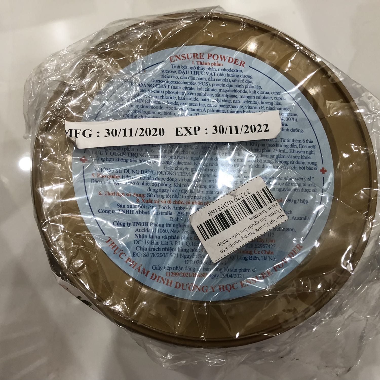 - Giao hàng: Siêu nhanh nhé. Mình đặt tối 12/12, tới sáng sớm 14/12 đã có shipper Tiki gọi giao hàng rồi.

- Đóng gói: Tốt. Mình có đặt riêng lẻ 3 hộp, có 2 hộp được chèn giấy chống sốc và 1 hộp không. Tất cả đều được giao nguyên vẹn từ hộp sữa bên trong tới hộp giấy bên ngoài.

- Giá: Ưu đãi tốt. Mình đặt vào 12/12 sale lớn, được shop lẫn Tiki hỗ trợ với giá cực yêu 554k/hộp sữa. Và được tặng kèm chai cồn rửa tay sát khuẩn nhập khẩu Úc.

- Chất lượng: Chính hãng. Mình chưa uống bao giờ nhưng mẹ mình kiểm tra vỏ ngoài dựa theo thói quen mua hàng thường xuyên, có uống thử và thấy mùi vị chuẩn sữa Ensure thơm ngon. 

- Điểm trừ: HSD hơi gần. Mình có nhắn tin hỏi shop về HSD khi đã đặt đơn và được shop báo là T2/2023. Nhưng tới khi mở ra thì date là T11/2022. Mình hơi ba chấm một chút thôi chứ không thấy vấn đề này ảnh hưởng gì quá lớn, vì vài ba hộp sữa ba mẹ mình uống 1,2 tháng là hết. Mình viết đánh giá để shop chú ý check lại với nhân viên đóng hàng trước khi báo khách.

=> Tổng quan lại: Giá rất ưu đãi, hàng chính hãng, đóng gói tốt, giao siêu nhanh, còn được tặng kèm quà nữa, nhân viên trả lời tin nhắn nhanh. Mẹ mình dặn mình nào uống hết thì sẽ tiếp tục đặt bên shop nữa á.