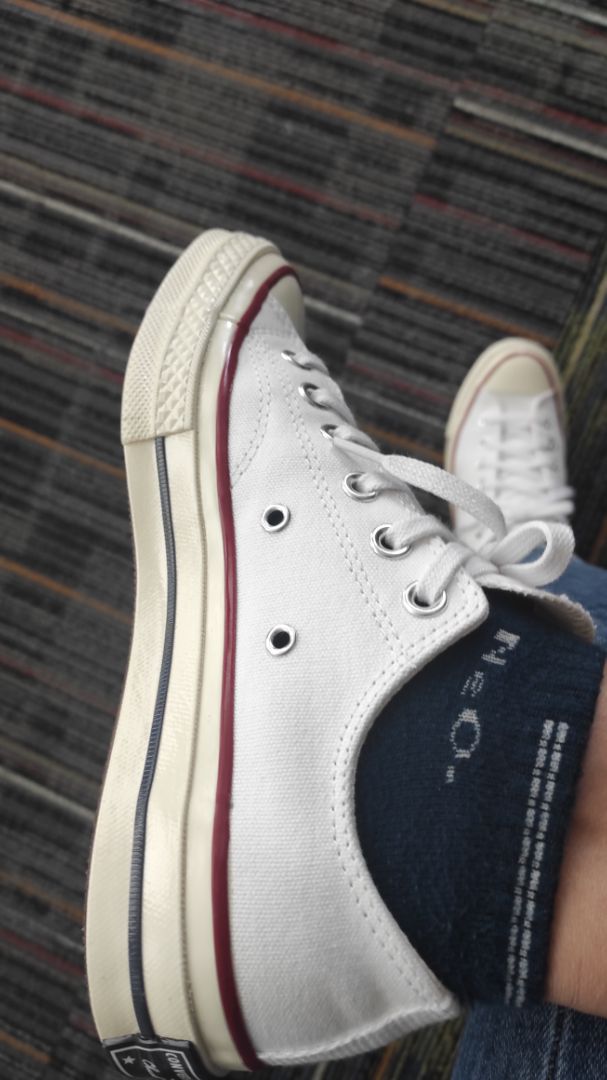 Dịch vụ oke. 
Mẫu giày không bao giờ lỗi thời.
Mang êm ái hẳn, nhưng ai quen mang giày thể thao thì sẽ thấy hơi nặng chân.
chất liệu ổn. Đóng gói gọn. Tiền nào của nấy.