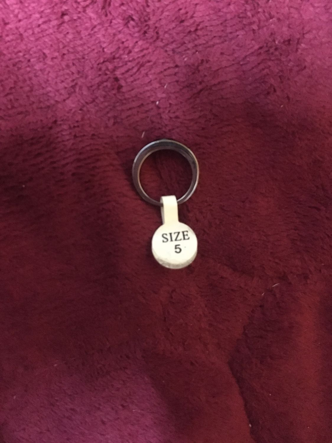 Đặt size 9 mà gửi size 5 ai đeo cho vừa nhẫn thì k giống hình mn đừng mùa shop này nha !