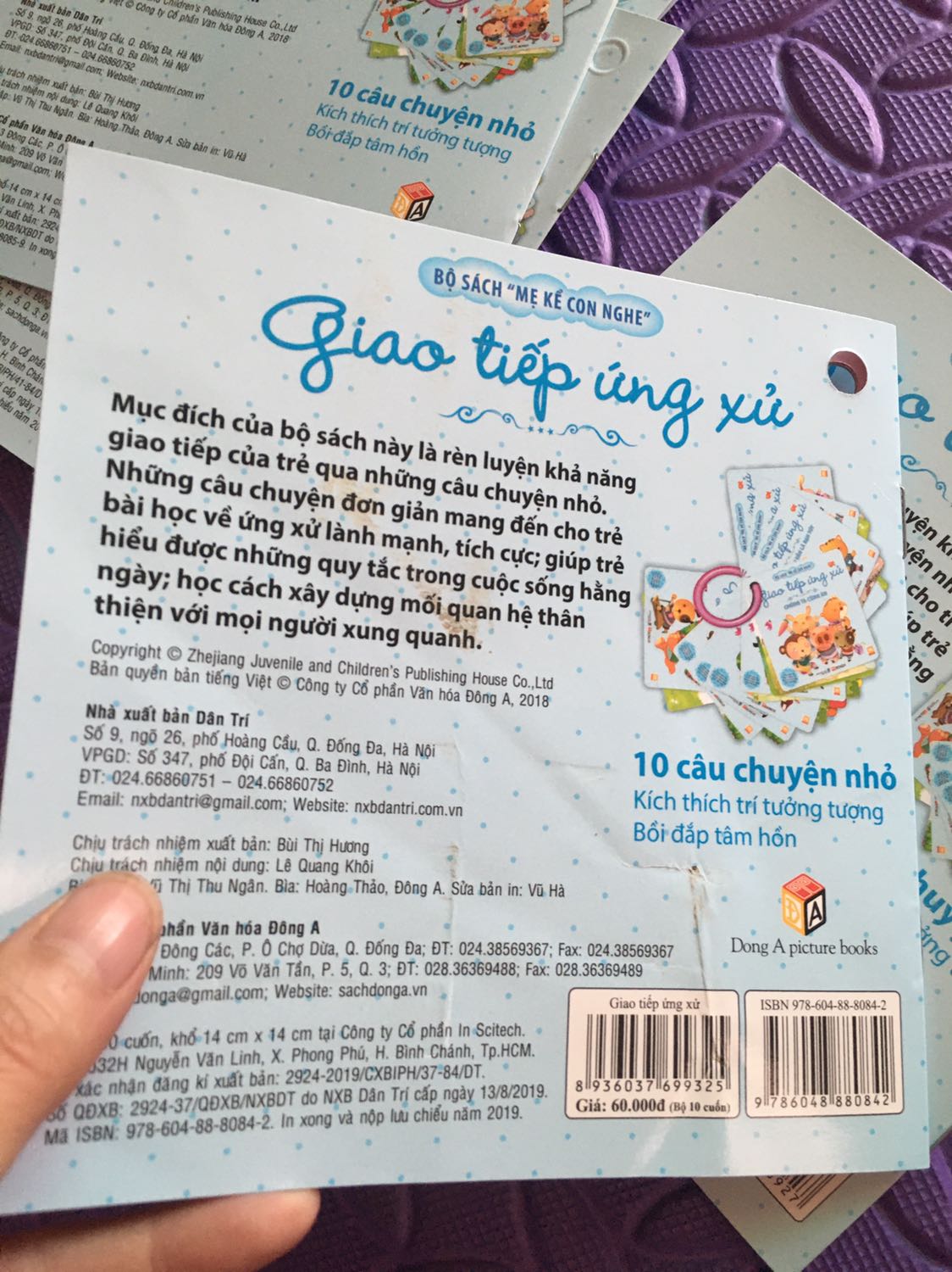 Có một cuốn sách chưa đục hết nên mình ko xâu vào được. Một cuốn bìa bị nhàu, rách một ít nữa. Khuyên nhựa bị lỗi ạ :( 
Trang sách hơi mỏng nhưng hình cũng khá dễ thương