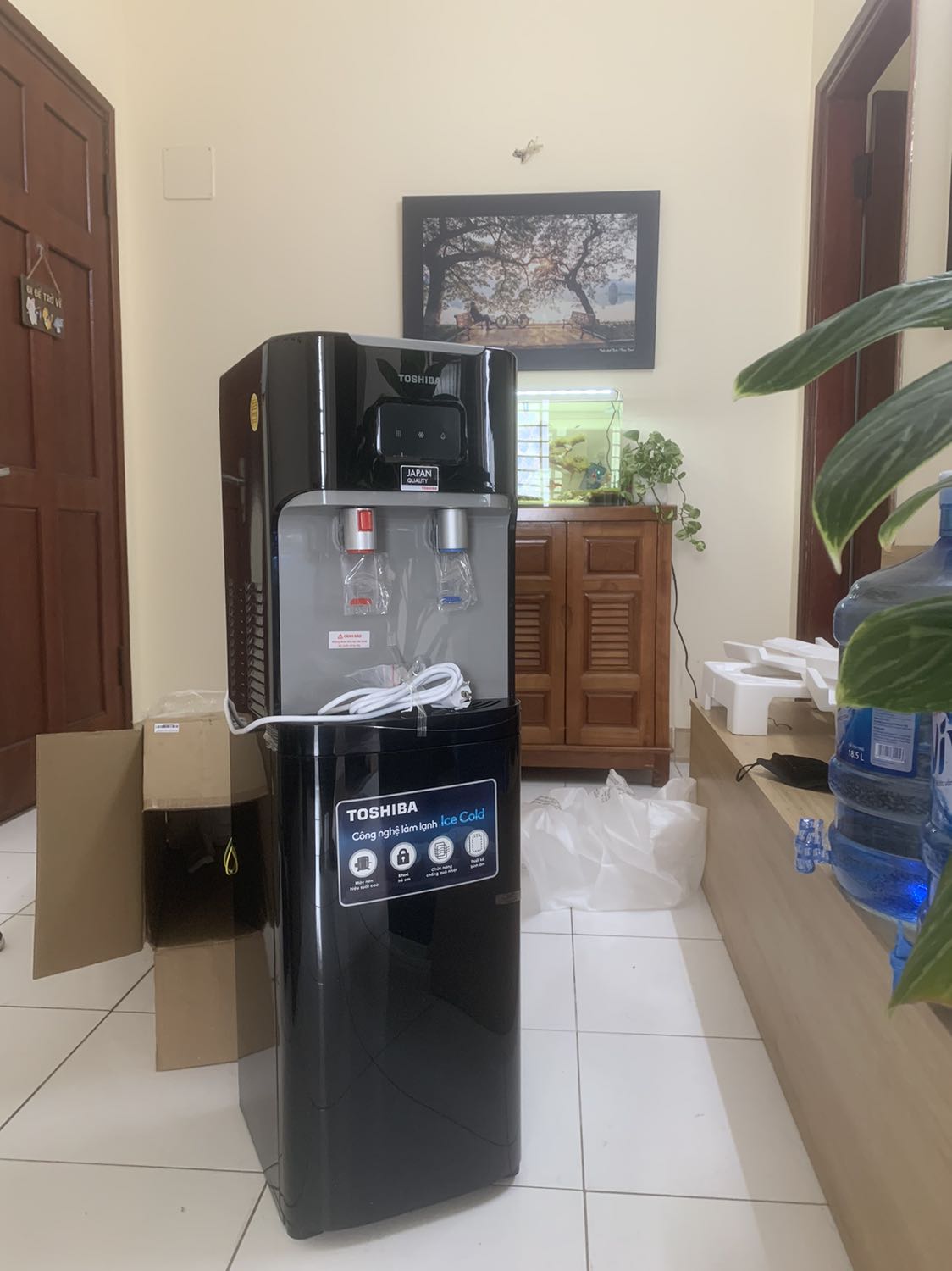 Sp như hình, mẫu mã đẹp, làm nóng lạnh tốt, máy kêu hơi to, ko có số máy để đăng ký bảo hành, gọi điện lên tổng đài bh ko ai nghe, tam cho 4 sao. Giao hàng nhanh, a nv giao hàng nhanh nhẹn, phụ vụ tốt