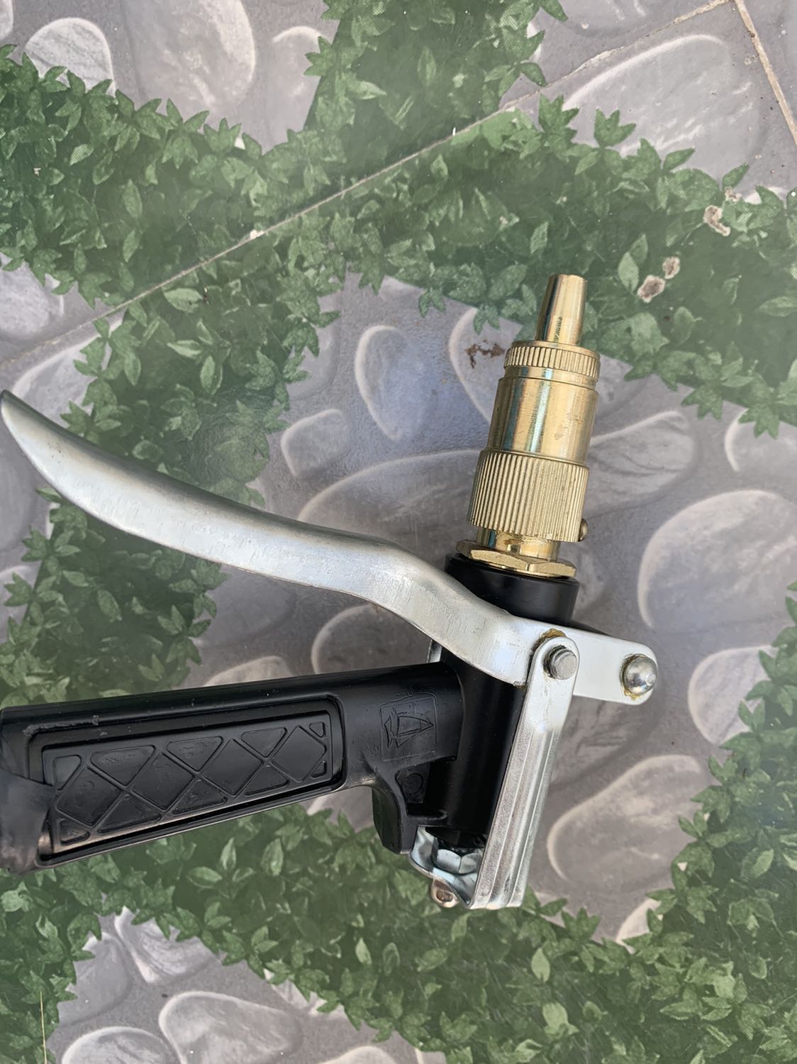 Giao hàng nhanh, đúng thời gian. Vòi như giới thiệu. Chất lượng bình thường, áp lực nước kém, khi điều chỉnh nước lệch hướng. Độ bền cần có thời gian.