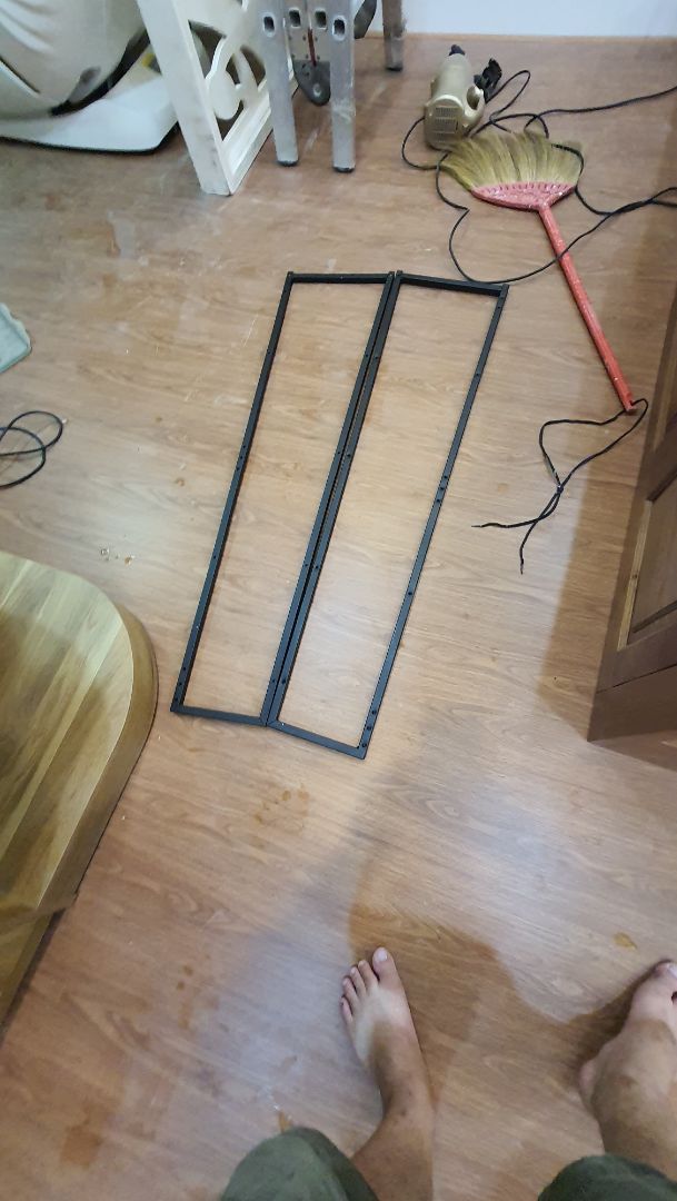 Đặt kệ Tivi treo tường mà lại gởi kệ đa năng. Đề nghị đổi lại hàng gấp