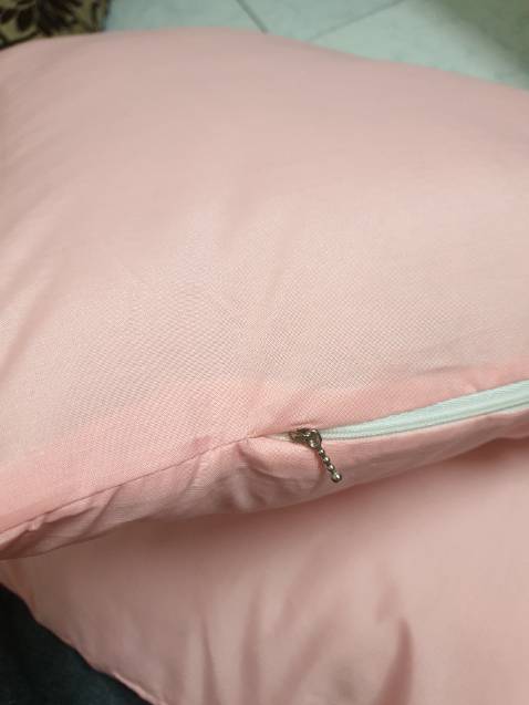 gối 50x70 nên to nằm chỉ tới 1 nữa. ko êm như bông gòn nhưng mua cặp mà 140k thì vậy cũng ok rồi