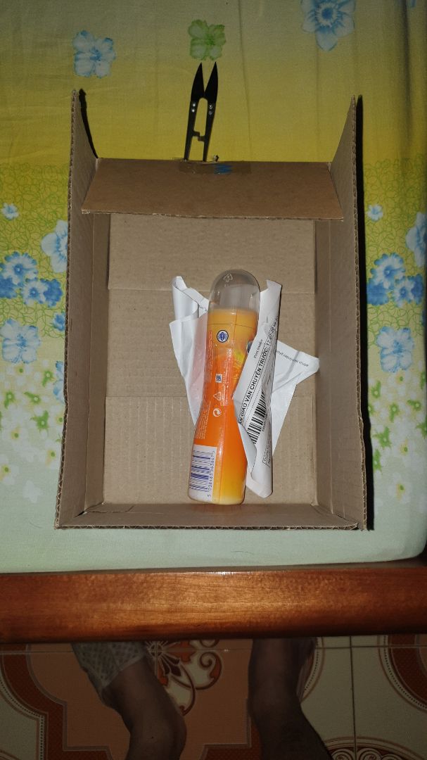 -Vấn đề thứ nhất là cách đóng gói hàng vô cùng cẩu thả, các b nhìn ảnh mình chụp đó
-Vấn đề thứ hai, mình đang loay hoay xem hướng dẫn cách mở ra ntn thì rút cái nắp lên là ra luôn, ko hề cần dùng kéo để cắt lớp nilon dán bên ngoài sp. Sp đã bị mở ra từ trc đó rồi.
-Giờ ko biết nên dùng hay vứt đi nữa đây. Lần đầu thấy tiki làm ăn ntn. Thất vọng quá.