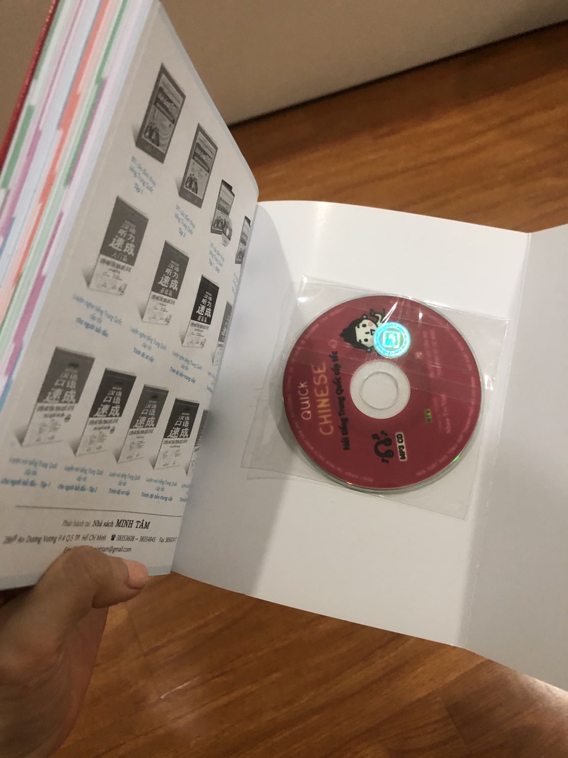 Rất hay ho từ bìa tới nội dung sách! Mình nhìn mục lục là mê rồi, từng chi tiết của tình huống đều được nêu rõ với một số cấu trúc đơn giản dễ nhớ. Mình phân vân mãi giữa cuốn này với Chinese All in One 3 trong 1, nhưng có vẻ chủ đề bên này dễ tiếp cận hơn cả!! Rất thích hợp cho bạn nào muốn sử dụng tiếng Trung thường xuyên và tự tin hơn với mọi tình huống hằng ngày. Thêm điểm cộng là khổ sách vừa tay với đĩa cd siêu xinh ? Tiki giao sách mới, nhanh mà không quăng góc, cảm ơn nhé!