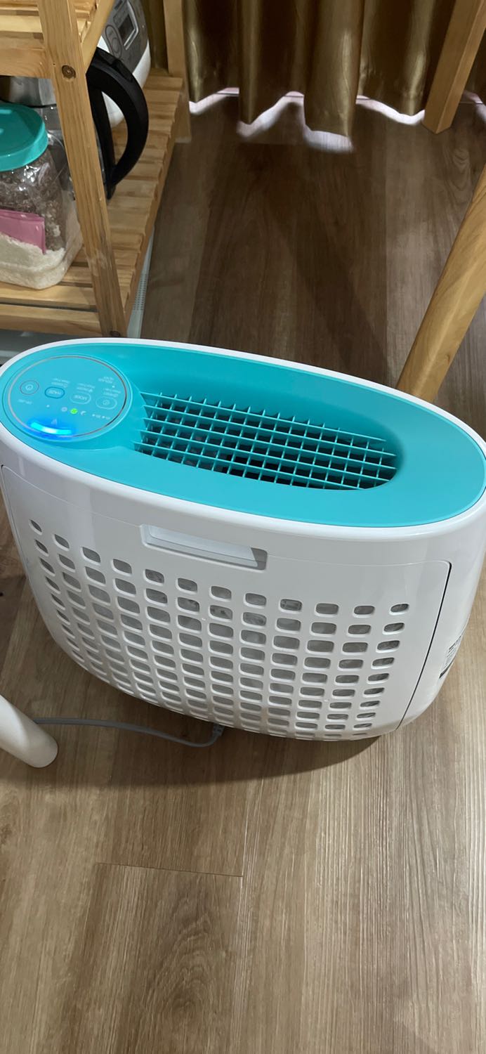 Mình mới mua được 2 ngày, sử dụng thấy cũng ok. Nhưng mà thiết nghĩ nếu có phòng ngủ riêng thì nên mua nha. Còn mà ở căn hộ kiểu studio, nấu ăn trong phòng thì nên cân nhắc. Tại có miếng hepa hút mùi, bữa mình lỡ chiên đồ ăn giờ cái miếng đấy hút hết mùi vào miếng đấy, giờ cái máy nó thải ra toàn mùi dầu ăn ?. K biết chữa cách nào cả... thay miếng hepa mới hở ?