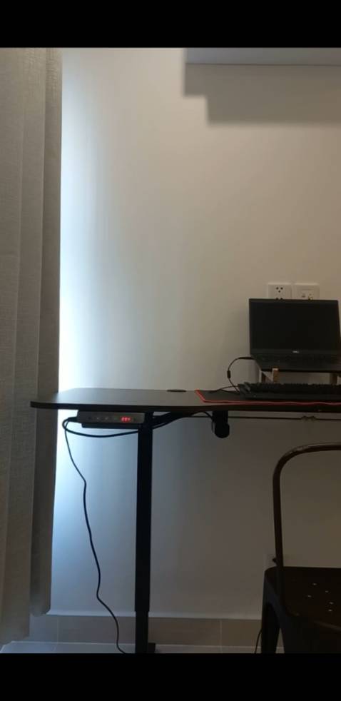 Bàn khá chắc chắn, lắp đặt hơi bị lú khúc ráp mặt bàn tí, nhưng nói chung dễ lắp đặt, xịn xò ***. Khuyến khích anh chị văn phòng nên mua con bàn này nhaaa