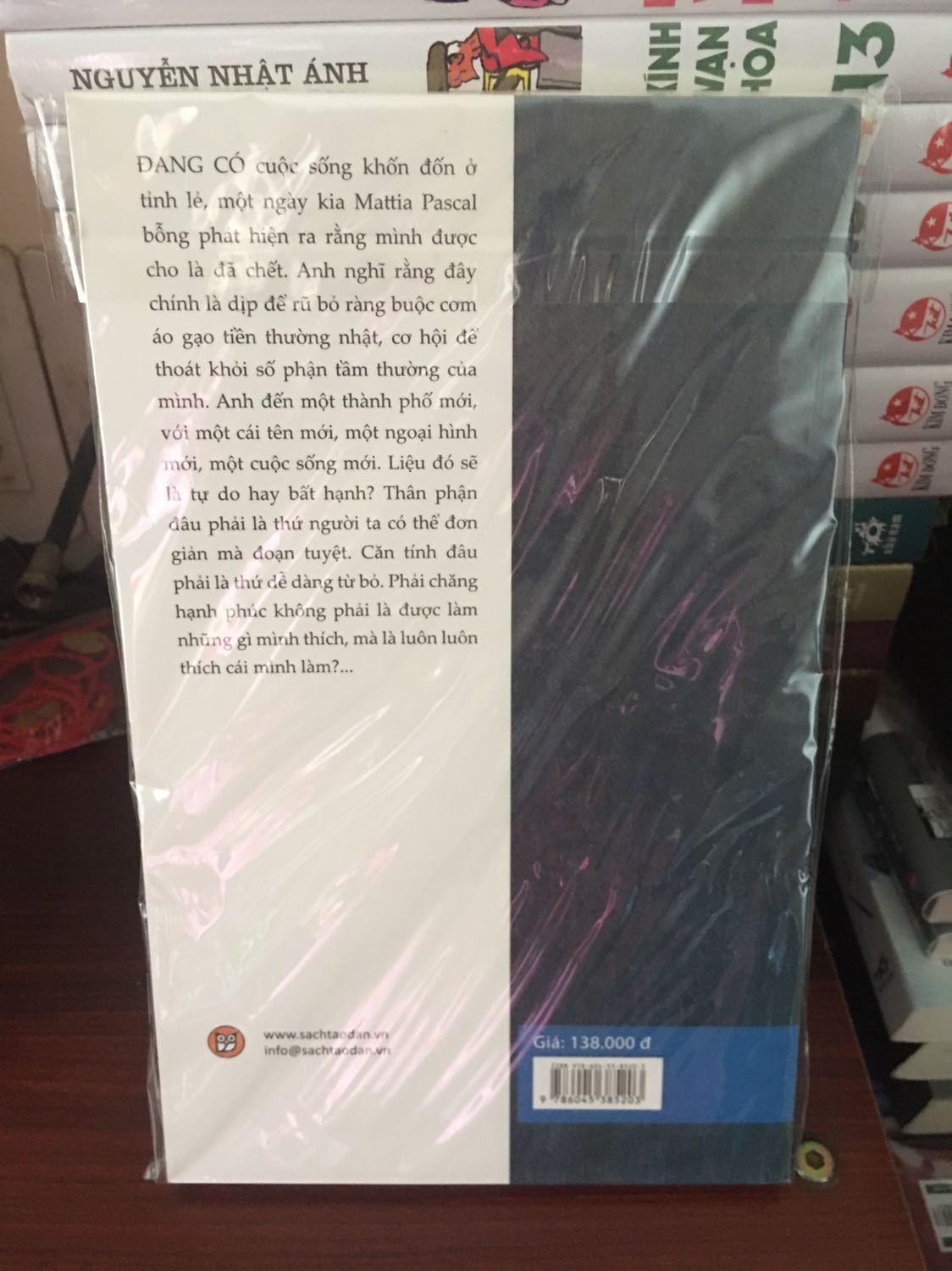 Sách được bọc cẩn thận, khổ sách to hơn những quyển trước của Tao đàn nhưng trông đẹp lắm.