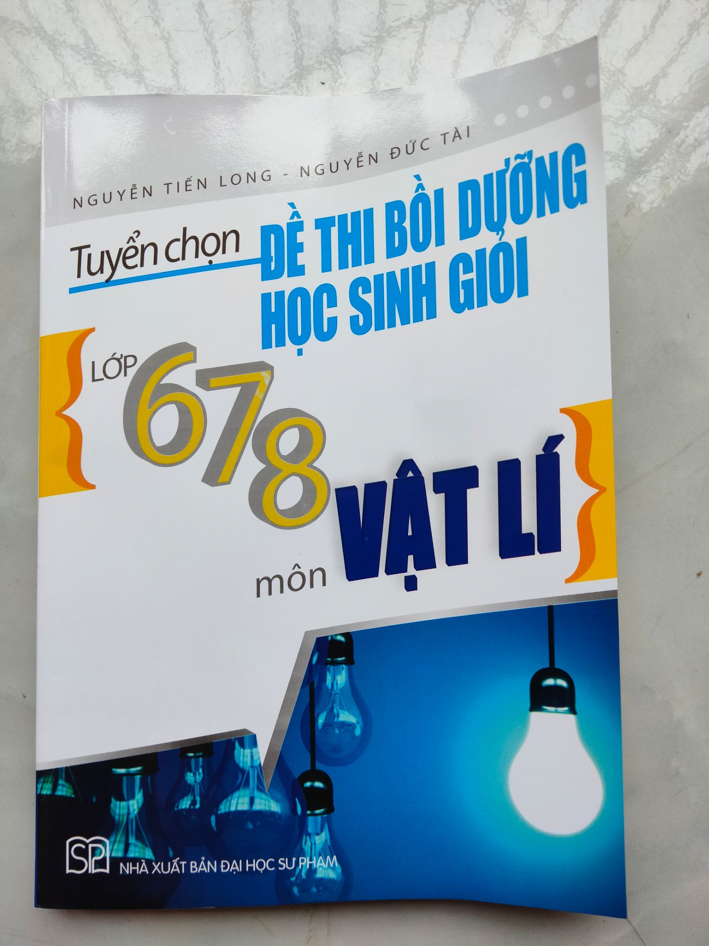 sách đẹp, in rõ nét, hệ thống đề hay. ý kiến riêng. kiti đóng bao bì cẩn thận, lúc nào nhận hàng cũng hào hứng.