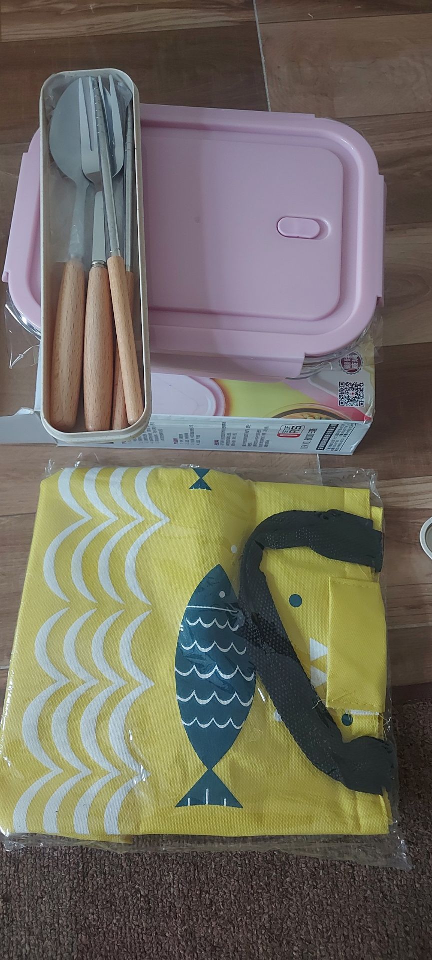 giống hình, chất lượng, giao hàng nhanh💯
- thuỷ tinh dày dặn, cầm cực kì nặng tay, ưng nhất là bộ đũa thìa gỗ, nhìn sang xịn lắm luôn :b :b :b