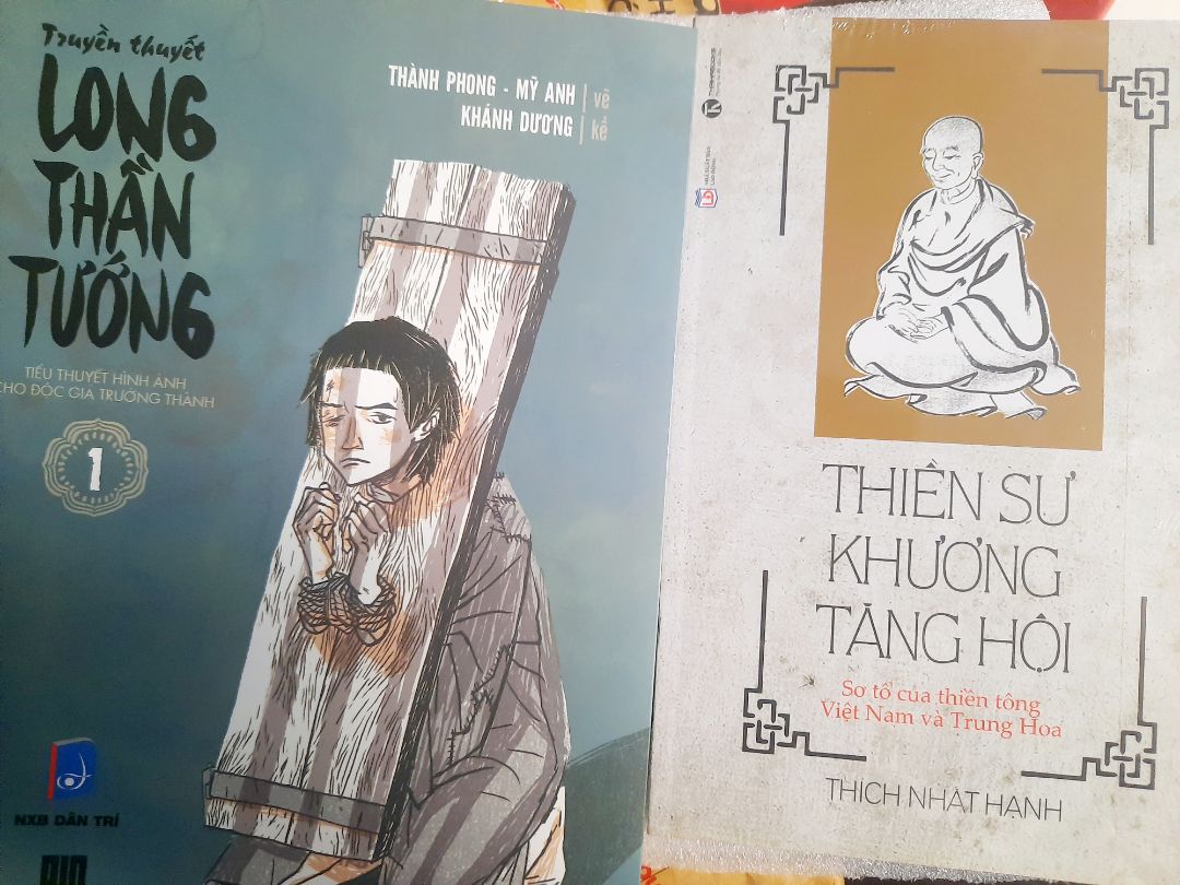 Đầu tiên là ấn tượng vì khổ truyện to hơn mình truyện tranh thông thường, chất giấy nhám nhám, nét vẽ khá độc lạ. Highly recommend!