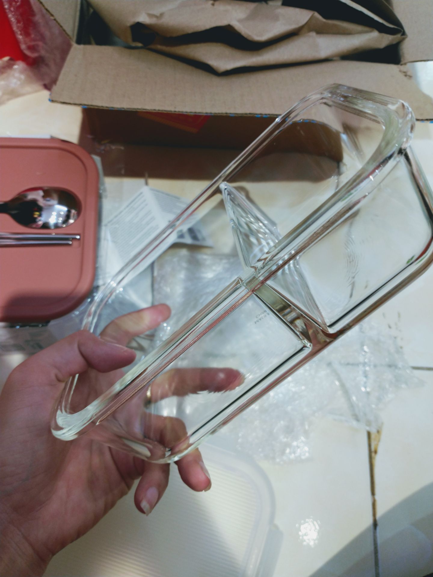 Woah đẹp thật sự, đẹp từ hộp đựng đến sản phẩm. Đũa thìa inox nhìn rất sang, thủy tinh dày nên hơi nặng. Hộp chắc chắn, mẫu mã đẹp, giá hợp lý. Bạn giao hàng thì luôn luôn thân thiện nha. Cảm ơn Tiki rất nhiều!.