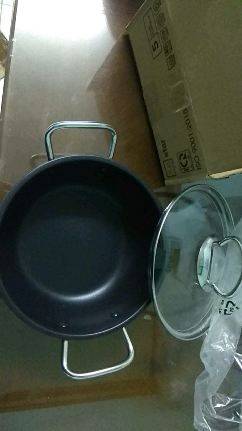 nồi rất dày, lớp men tráng cũng chuẩn. hàng đẹp, không có gì để chê cả,