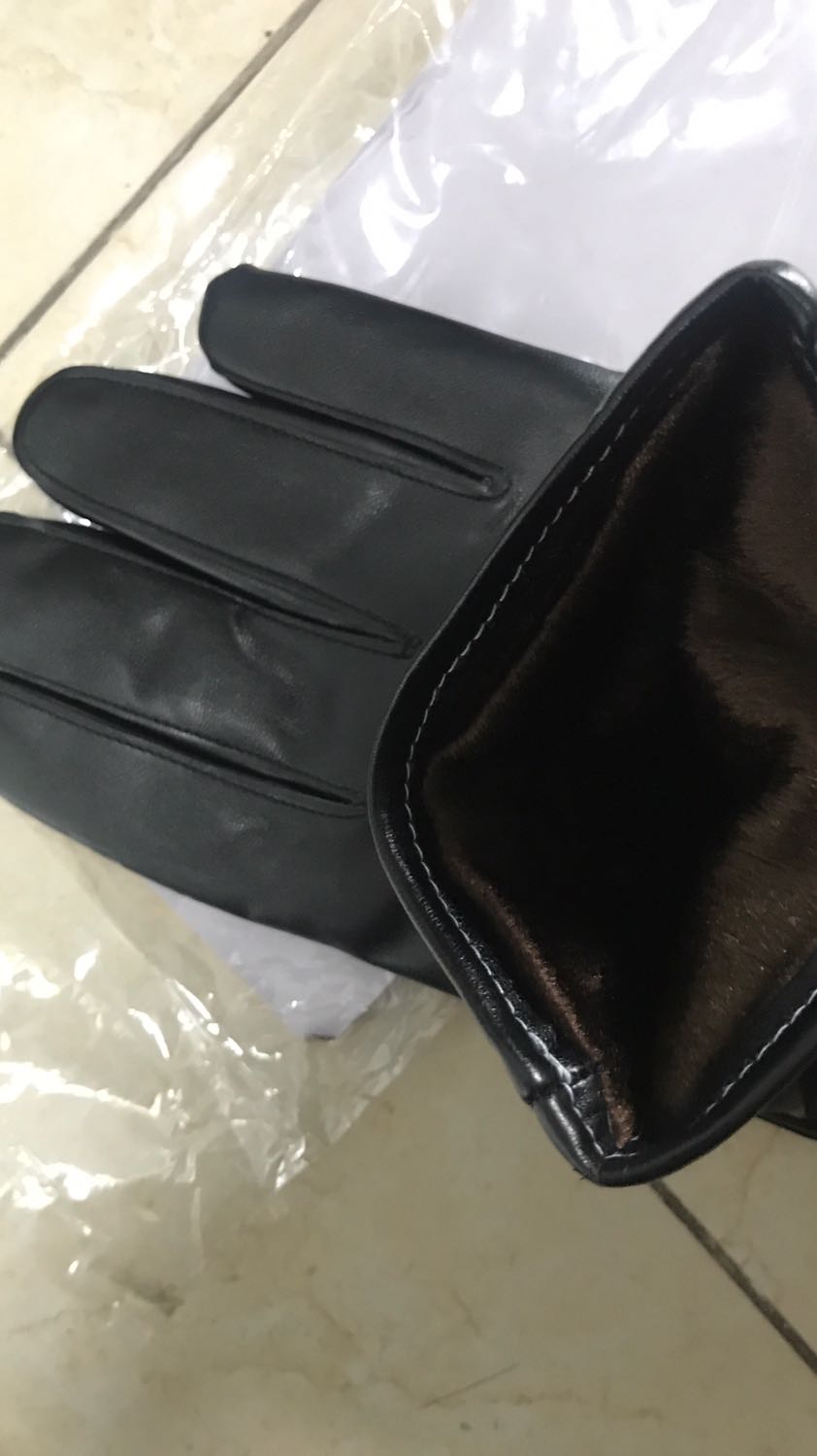 Shop đóng gói cẩn thận giao hàng nhanh mặc dù đang dịch. Khá là vui. Sản phẩm thì khá là tốt. Da chắc chắn, độ co giãn cao. Lớp lót nỉ lông tạo cảm giác bó sát, êm và dễ chịu khi sử dụng. Cảm ứng điện thoại ok, vuốt như không đeo luôn. Rất hài lòng. Sản phẩm đáng mua các bạn ạ.