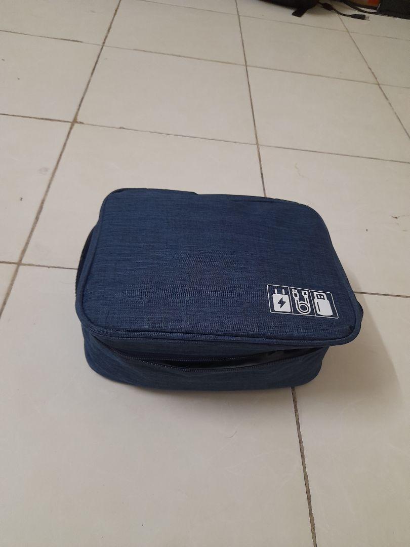Lúc mới nhận hàng thì túi đựng nhìn xẹp lép, nhưng bên trong có 3 miếng vách ngăn, khi dựng lên và bỏ đồ phụ kiện vào thì túi nhìn khác chắn chắn Màu sắc giao đúng với yêu cầu. Vẻ ngoài nhìn khá đẹp mắt. Túi cũng có dây xách tay, cầm lên rất tiện lợi. Hơi thất vọng ở chỗ là túi hơi khó sắp xếp cục sạc laptop, muốn đựng ngay ngắn thì phải tháo rời dây cắm khỏi cục adaptor ra. Nói chung mình đánh giá khá hài lòng.