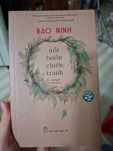 Mình thấy nỗi buồn chiến tranh là cuốn có lối kể mang sắc thái khác biệt mà mình từng đọc về chiến tranh, vừa mang sự bi thương của chiến tranh nhưng cũng có sự lãng mạn về một tình yêu trong thời chiến