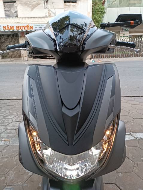 Hàng full thùng chính hãng Yamaha. Gia công rất đẹp từng chi tiết. Nhựa nhám mướt mịn không 1 tì vết. Keo dán chắc chắn. Ốp rất vừa vặn cho xe.