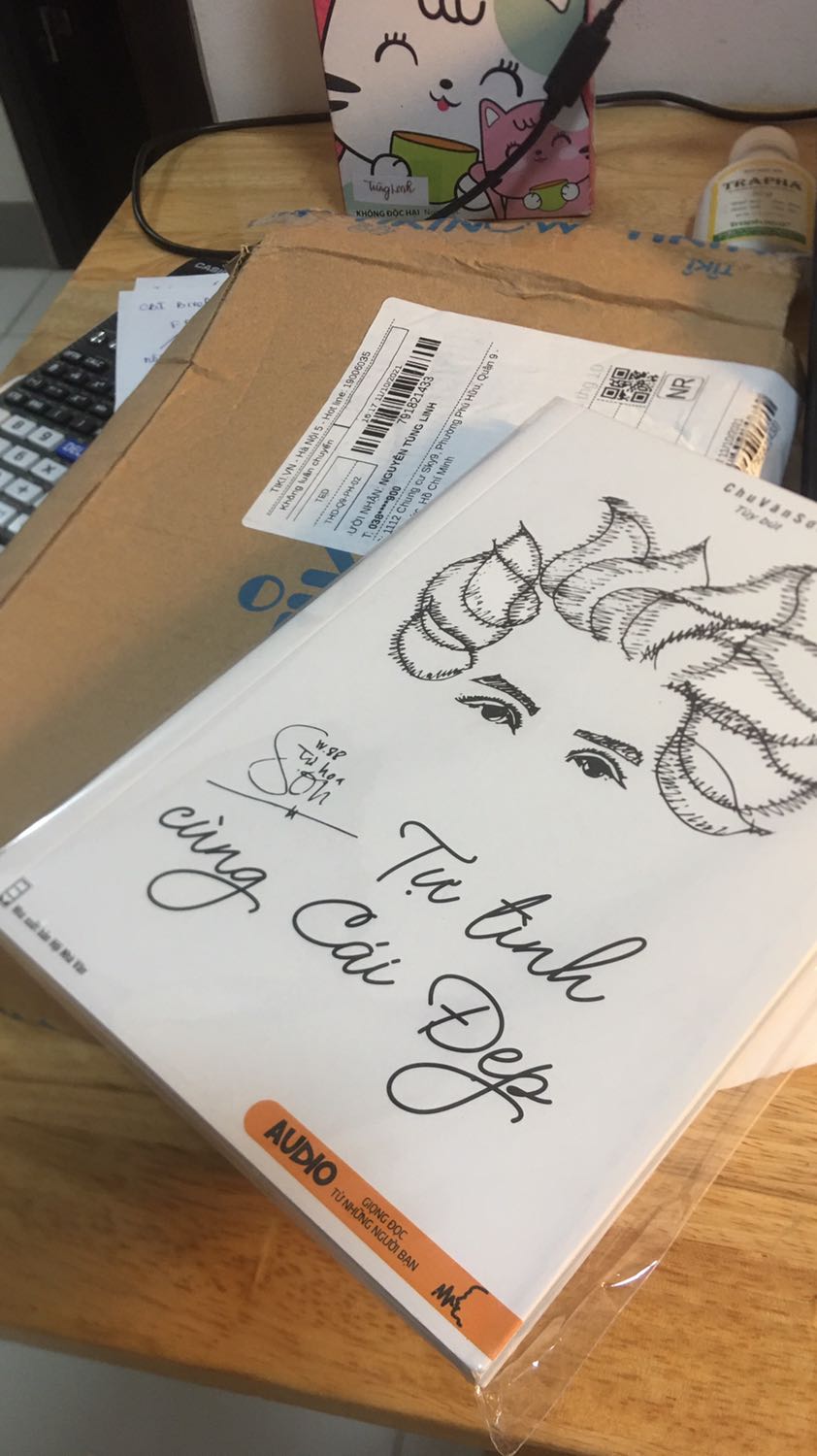 Sách đẹp, gói hàng chắc chắn, chú shipper phải đợi hơi lâu nhưng còn giảm tiền làm tròn cho mình nữa hic. Chú ơi nếu chú có đọc được đánh giá này thì con cảm ơn chú nhiều lắm ạ ^^
